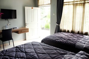 Desk, blackout curtains, free WiFi - Setra Priangan Guesthouse (Bandung)