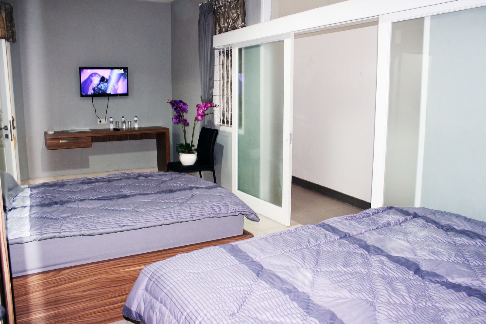 Family Room | Desk, blackout curtains, free WiFi