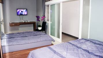 Family Room | Desk, blackout curtains, free WiFi