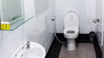 Family Room | Bathroom | Shower, free toiletries, towels