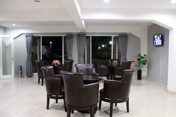 Lobby sitting area - Setra Priangan Guesthouse (Bandung)