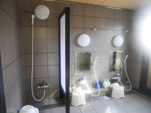 A bathroom with a shower, toilet, and sink. - Sosuke (Takayama)