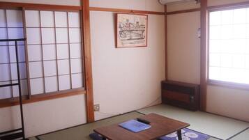 Japanese Style Room with Shared Bathroom | In-room dining