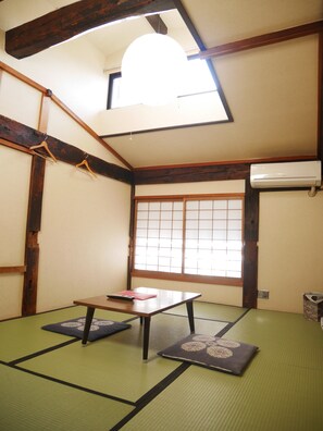 Traditional-Zimmer (Japanese Style, with Shared Bathroom) | Essbereich im Zimmer