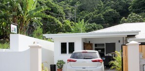 Free self-parking - MC Self Catering (Praslin Island)