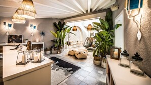 A modern interior with a kitchen area, seating, and plants. - Boutique Hotel Capo Blu (Pula)