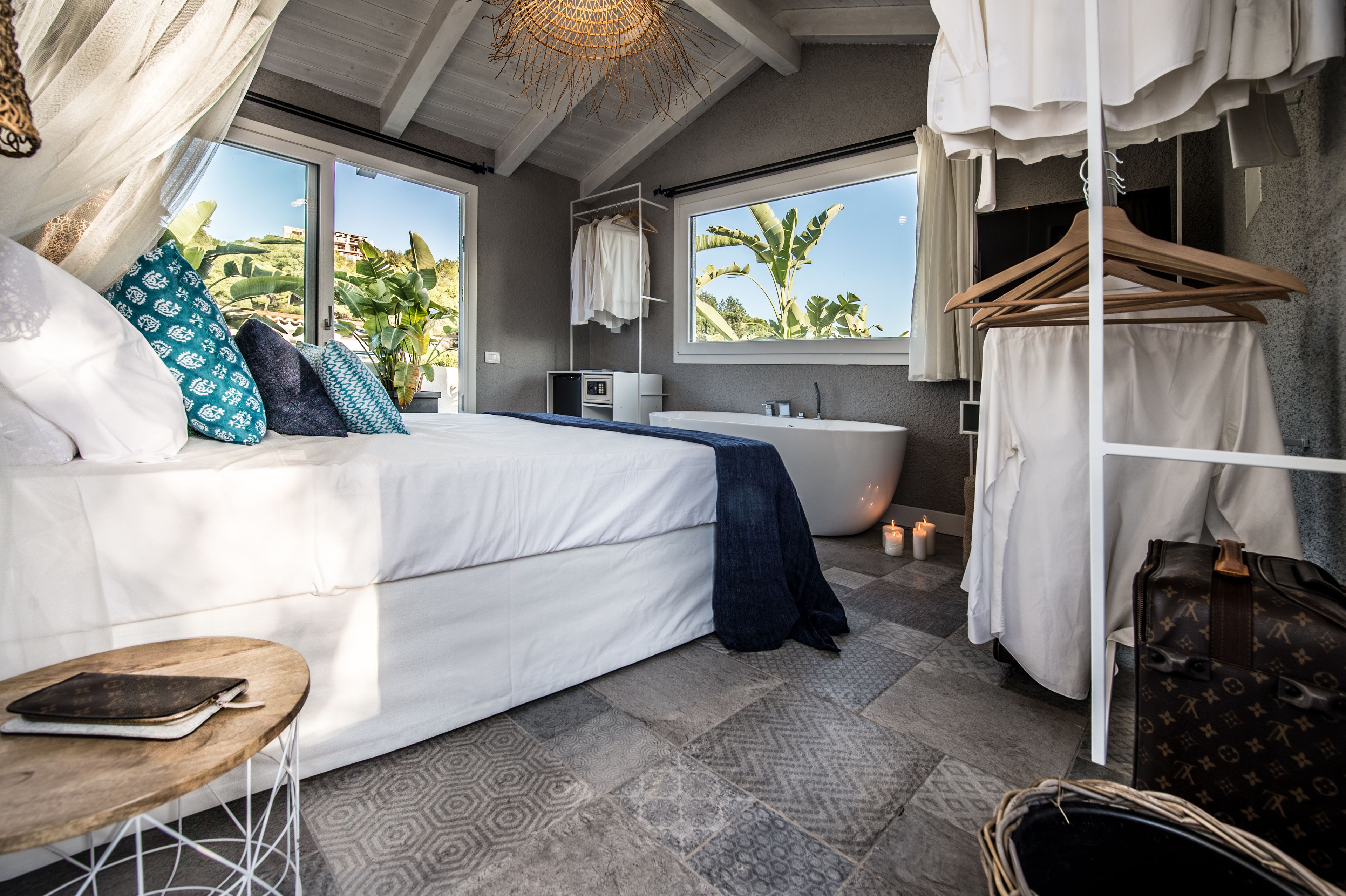 deluxe double room, bathtub | premium bedding, pillow-top beds, minibar, in-room safe