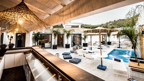 A modern outdoor pool area with lounge chairs and a bar. - Boutique Hotel Capo Blu (Pula)