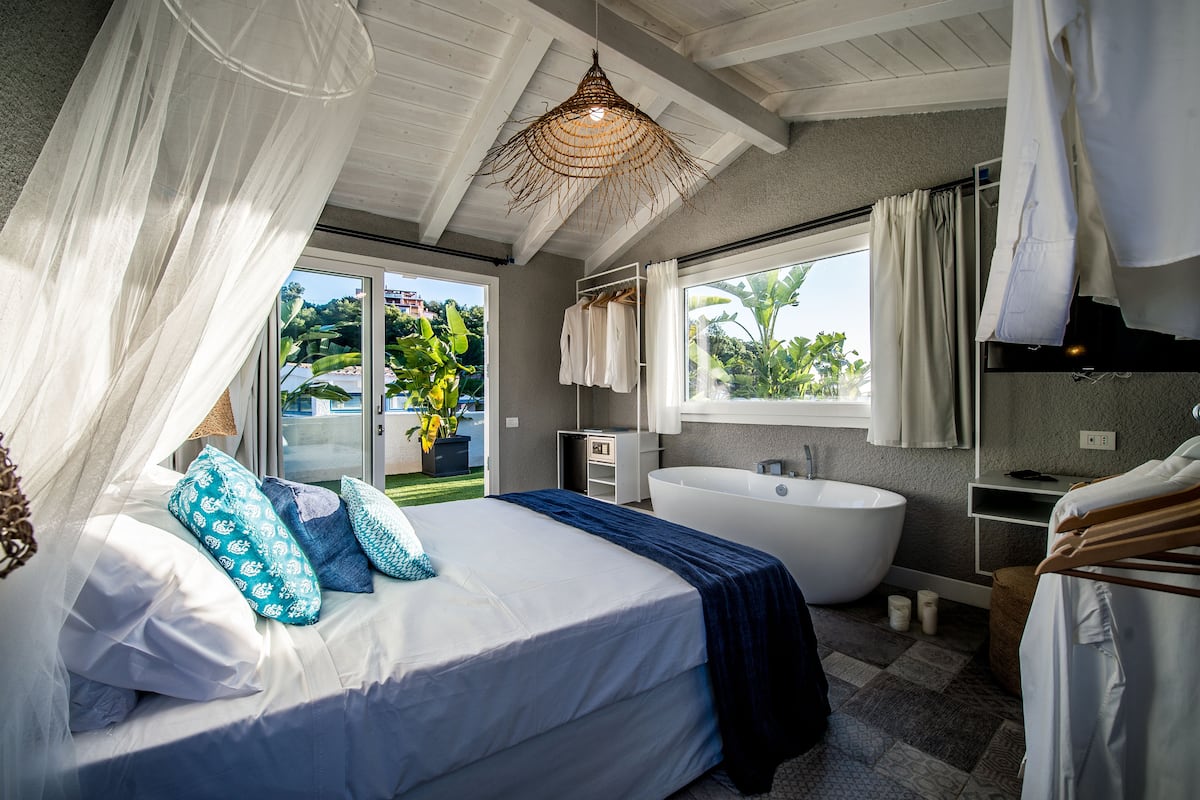 Deluxe Double Room, Bathtub | Premium bedding, pillowtop beds, minibar, in-room safe