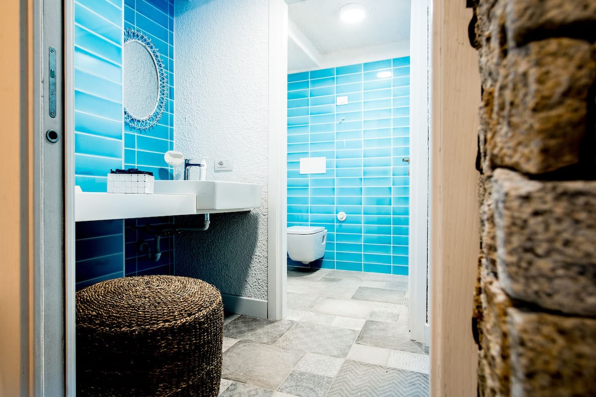 superior double room | bathroom | shower, free toiletries, hair dryer, bidet