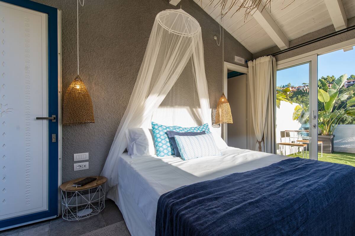 Premium bedding, pillowtop beds, minibar, in-room safe