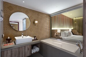 Articles de toilette de luxe, sĂšche-cheveux, peignoirs, chaussons