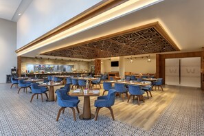 Petit déjeuner buffet servi tous les jours en supplément