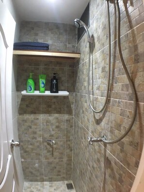 Bathroom shower - Popcorn House Ratchada (Bangkok)