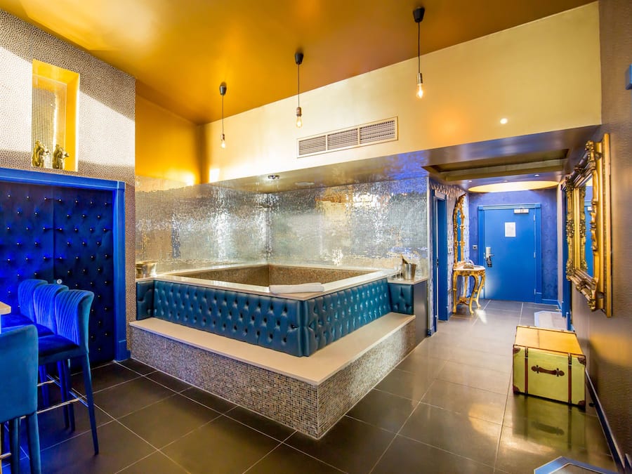 Attico Luxury, letti multipli, idromassaggio, vista fiume | Vasca da bagno a immersione totale