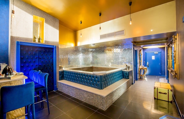 Penthouse Luxe, plusieurs lits, bain à remous, vue fleuve | Baignoire relaxante profonde