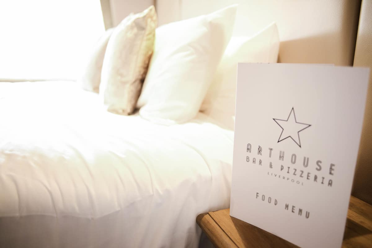 Luxury Double Room, Accessible (sleeps 4) | 1 bilik tidur, peralatan tempat tidur premium, bar mini