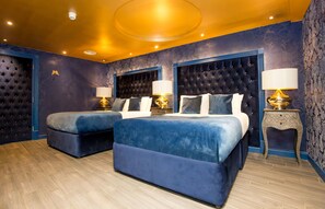 Penthouse Luxe, plusieurs lits, bain à remous, vue fleuve | 1 chambre, literie de qualité supérieure, minibar