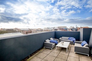 奢 华顶层房, 多张床, 热水浴缸, 河景 | 城市景观