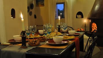 Se sirven desayunos, almuerzos y cenas; cocina marroquí