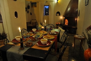 Melayani sarapan, makan siang, dan makan malam