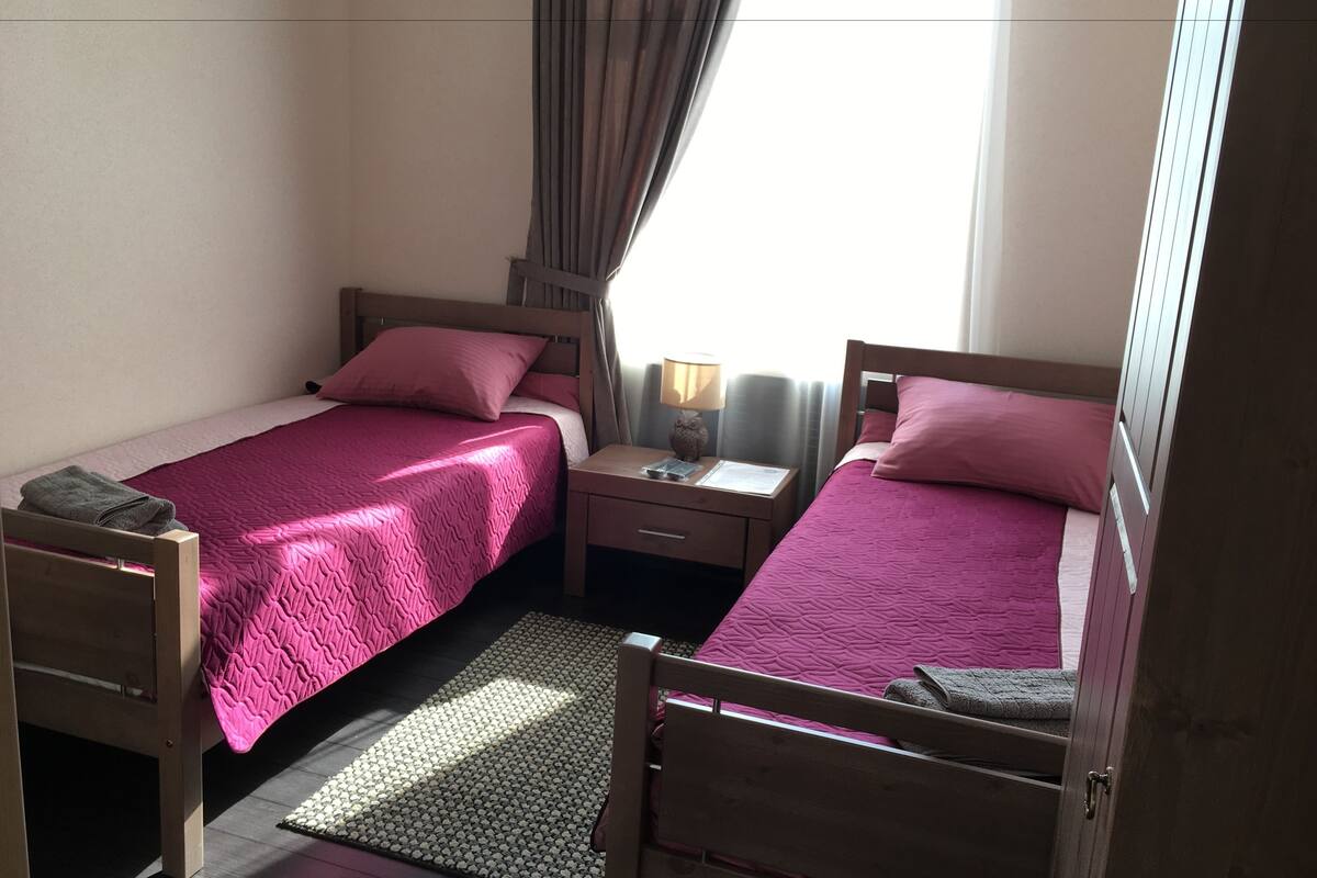 Zweibettzimmer, Gemeinschaftsbad | Hochwertige Bettwaren, Bügeleisen/Bügelbrett, kostenloses WLAN