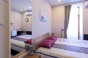 Habitación triple, baño compartido (with balcony) | Ropa de cama de alta calidad, tabla de planchar con plancha, wifi gratis