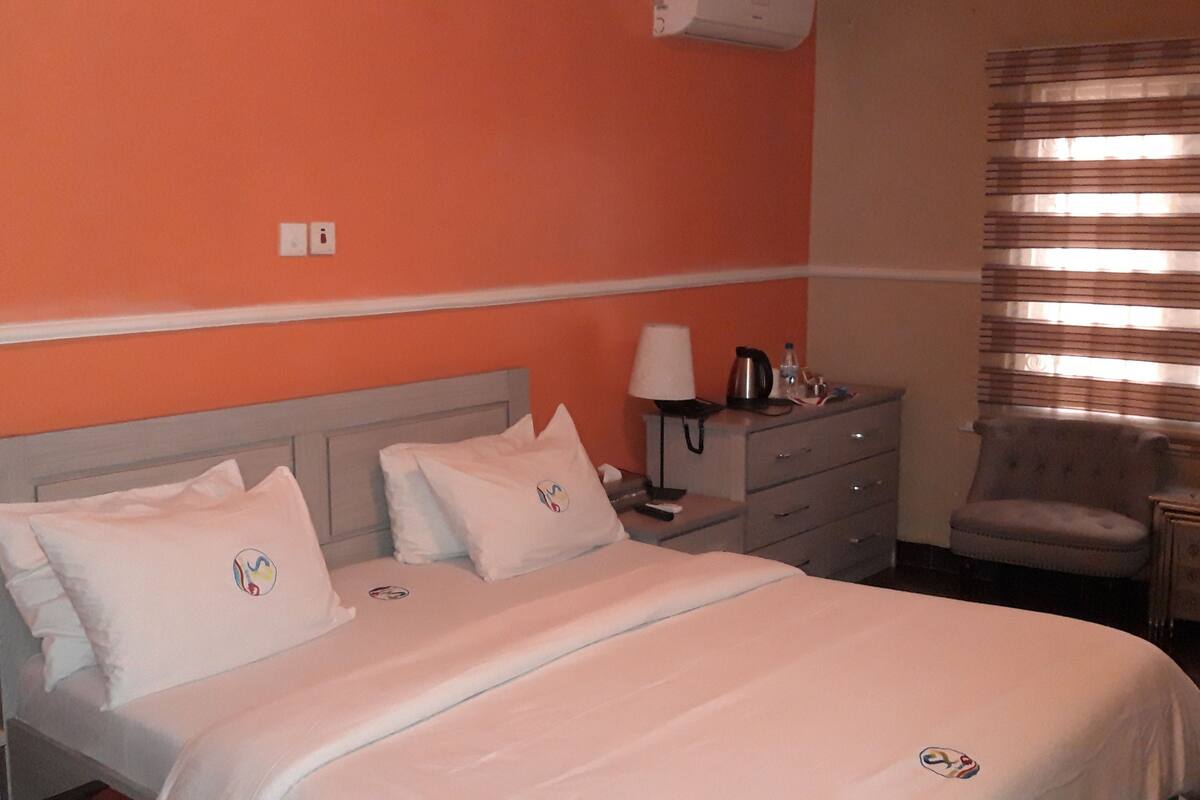Premium bedding, in-room safe, desk, laptop workspace