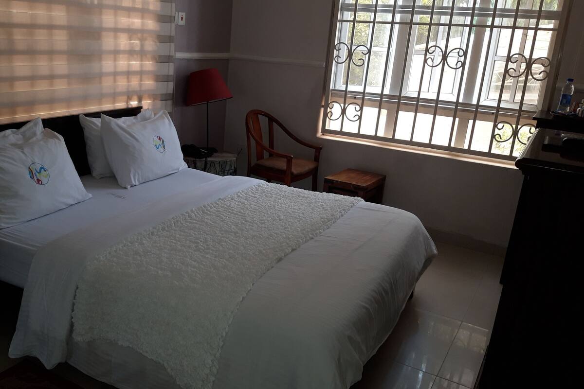 Premium bedding, in-room safe, desk, laptop workspace