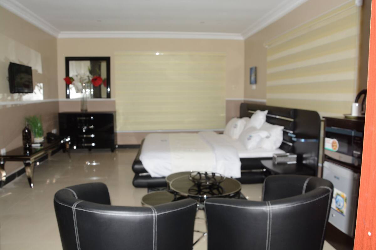 Premium bedding, in-room safe, desk, laptop workspace