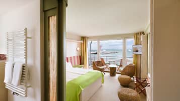 Comfort Doppelzimmer Meerblick und Terrasse/Balkon | Living area | Flat-screen TV