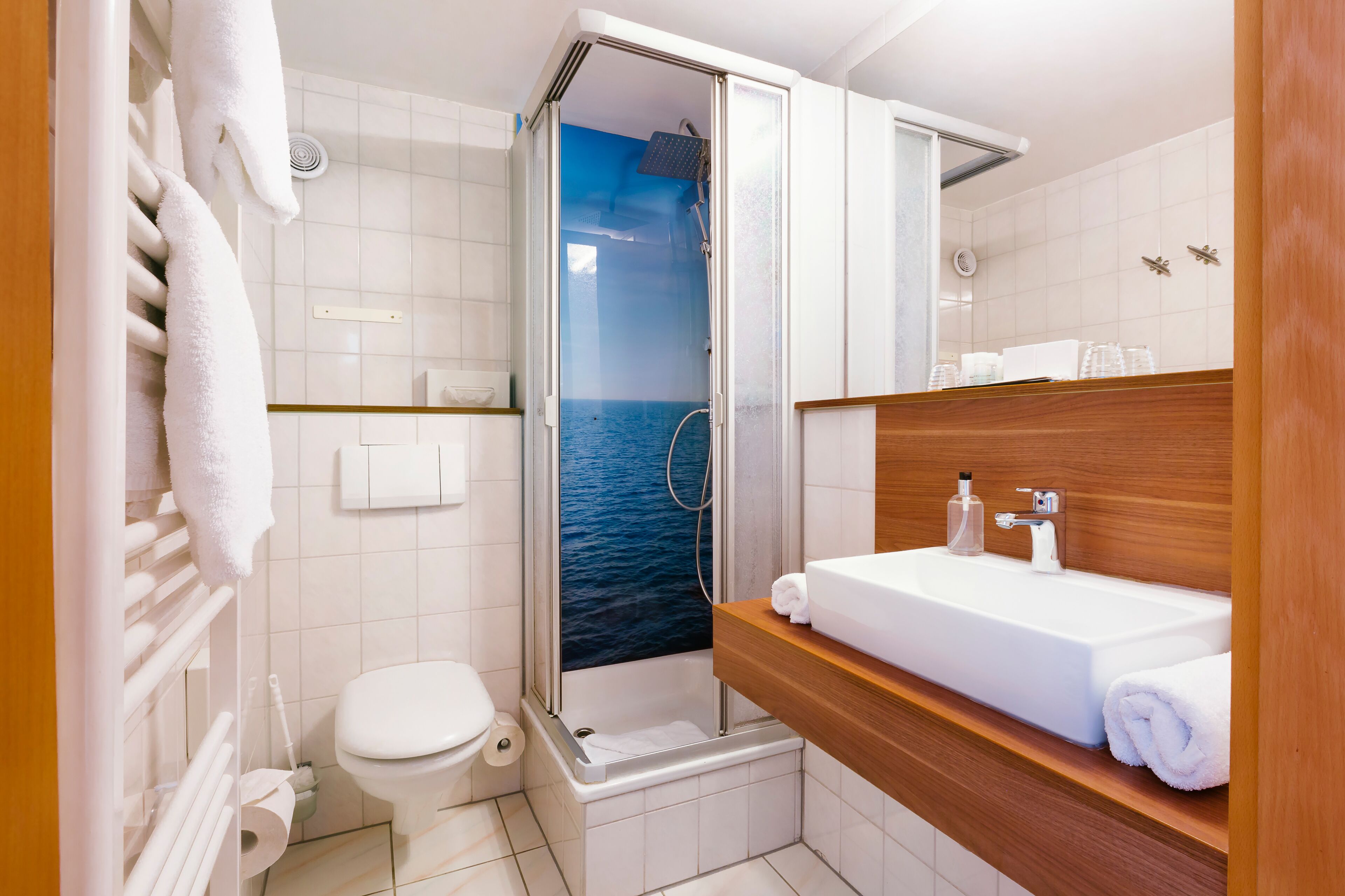 comfort doppelzimmer meerblick und terrasse/balkon | bathroom | shower, free toiletries, hair dryer, slippers