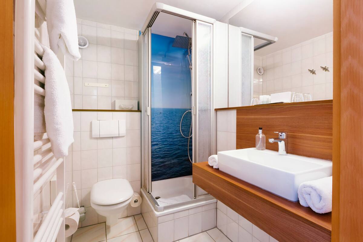 comfort doppelzimmer meerblick und terrasse/balkon | bathroom | shower, free toiletries, hair dryer, slippers