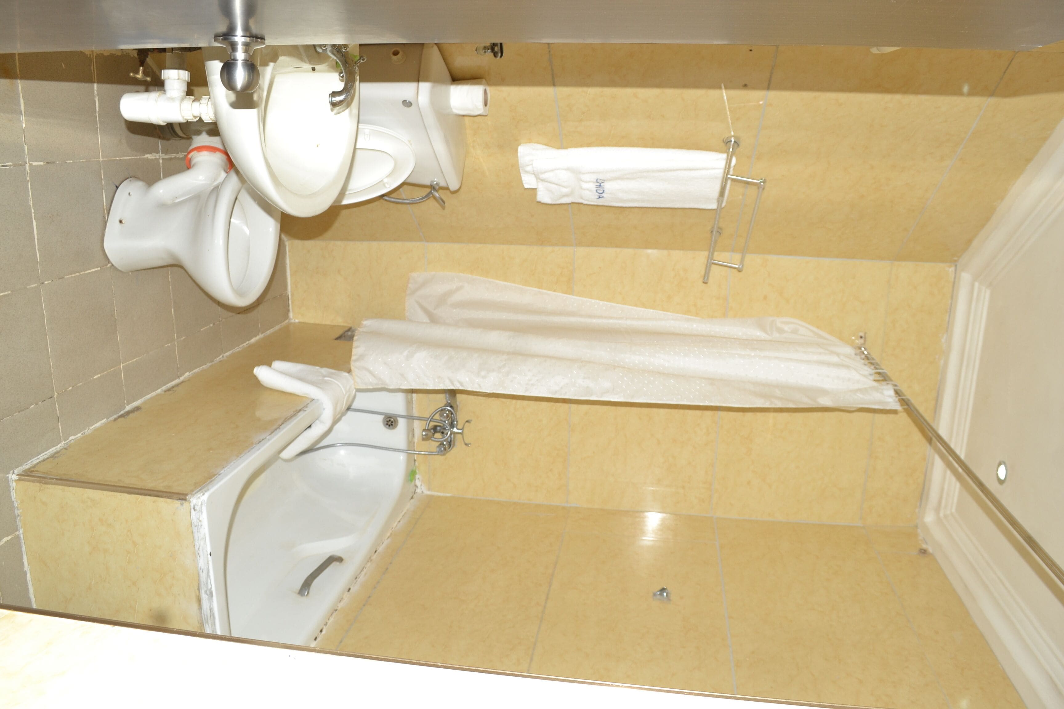 A bathroom with a toilet, sink, and bathtub.