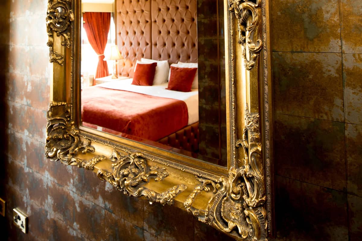 Premium bedding, in-room safe, individually decorated
