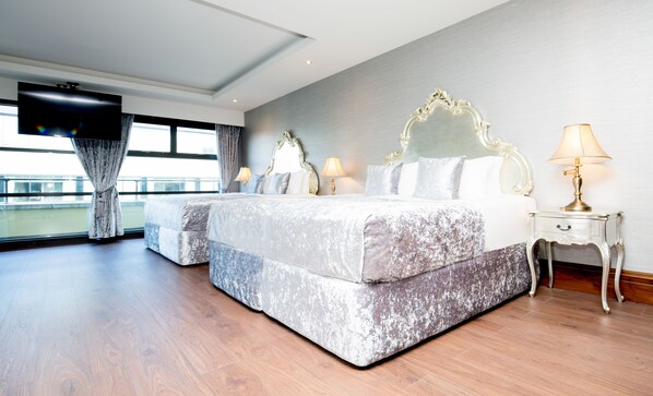 Studio Luxe (sleeps 6)