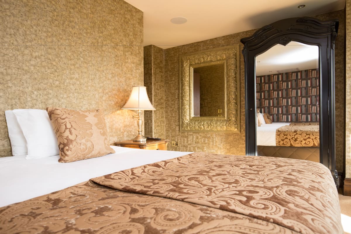Premium bedding, in-room safe, individually decorated
