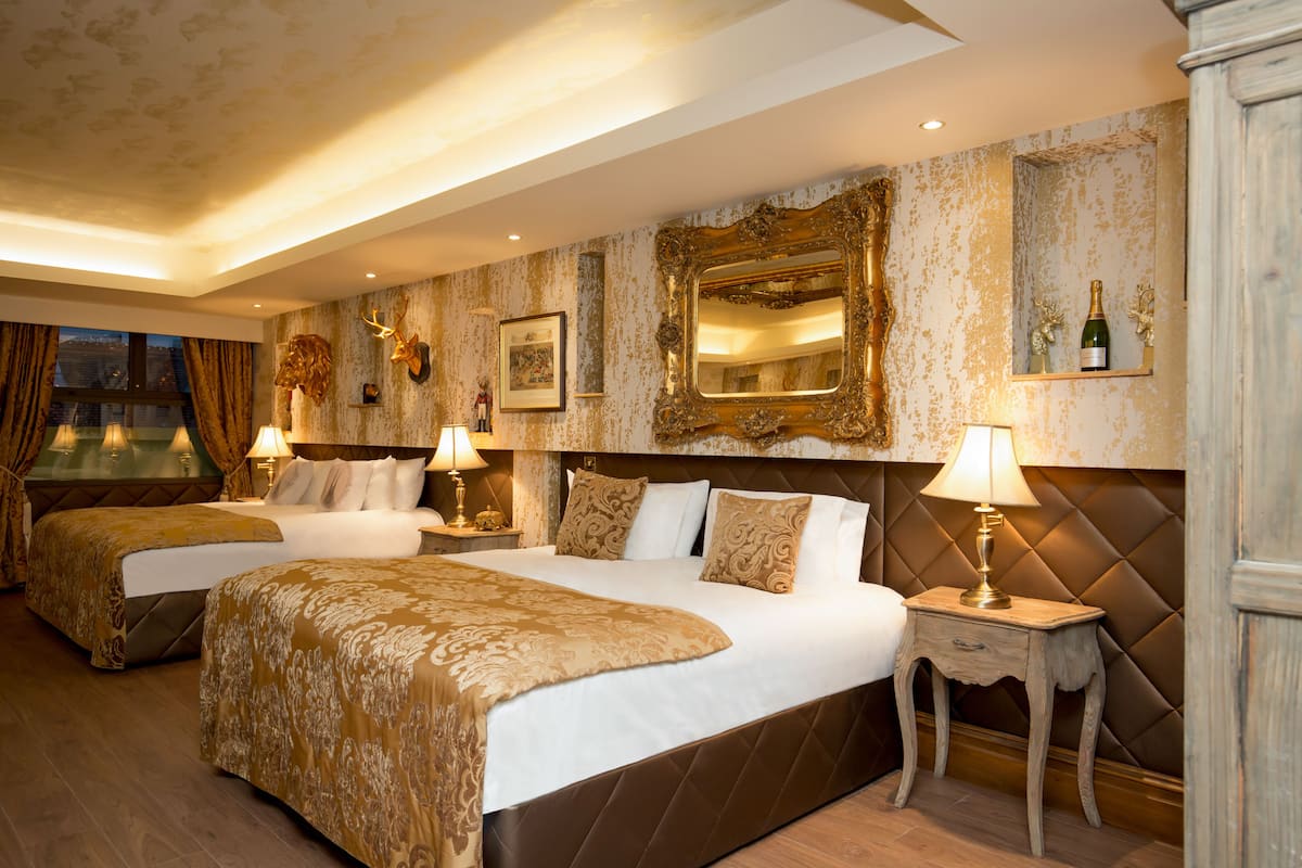 Luxury Studio, 1 Bedroom, Non Smoking, Jetted Tub | Premium bedding, in-room safe, individually decorated