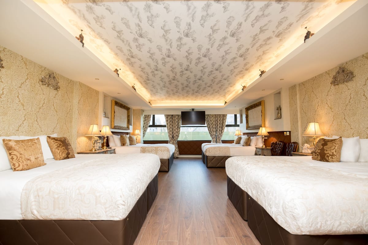 Luxury Studio (sleeps 8) | Premium bedding, in-room safe, individually decorated