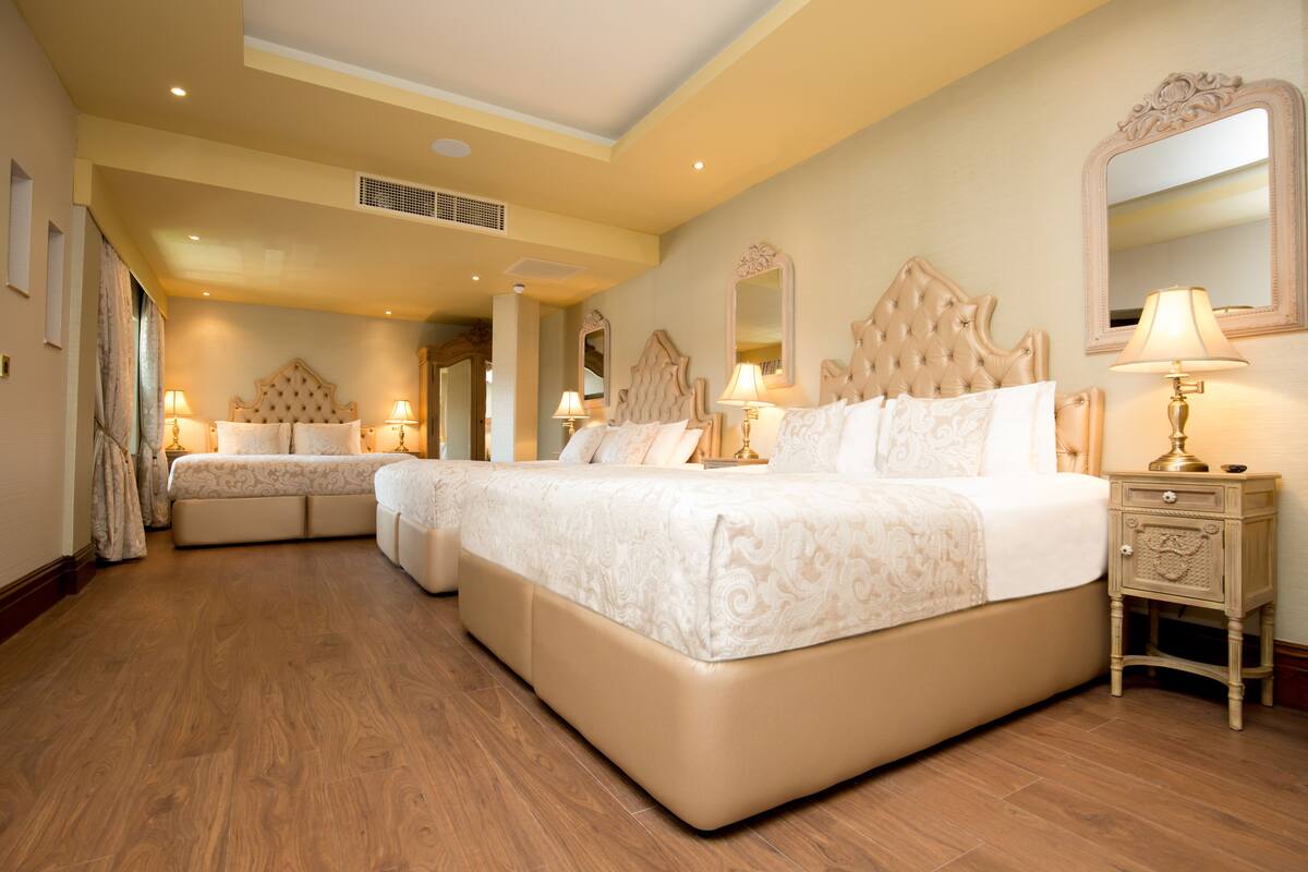 Ropa de cama de alta calidad y caja de seguridad en la habitación 
