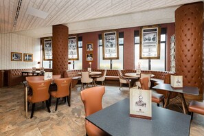 Serveert ontbijt, lunch, diner, Britse gerechten 