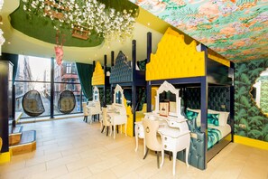 Deluxe kamer, 1 slaapkamer, bubbelbad | Luxe beddengoed, een kluis op de kamer, individueel gedecoreerd