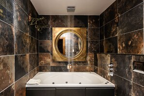 Duschwanne, Whirlpool, kostenlose Toilettenartikel, Handtücher