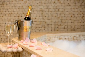 Presidentiële suite (sleeps 7) | Badkamer | Een bad/douchecombinatie, een bubbelbad, gratis toiletartikelen