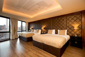 Luxe kamer | Luxe beddengoed, een kluis op de kamer, individueel gedecoreerd
