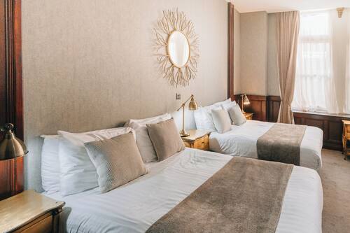 Chambre familiale | Coffre-fort, décor unique, fer et planche à repasser