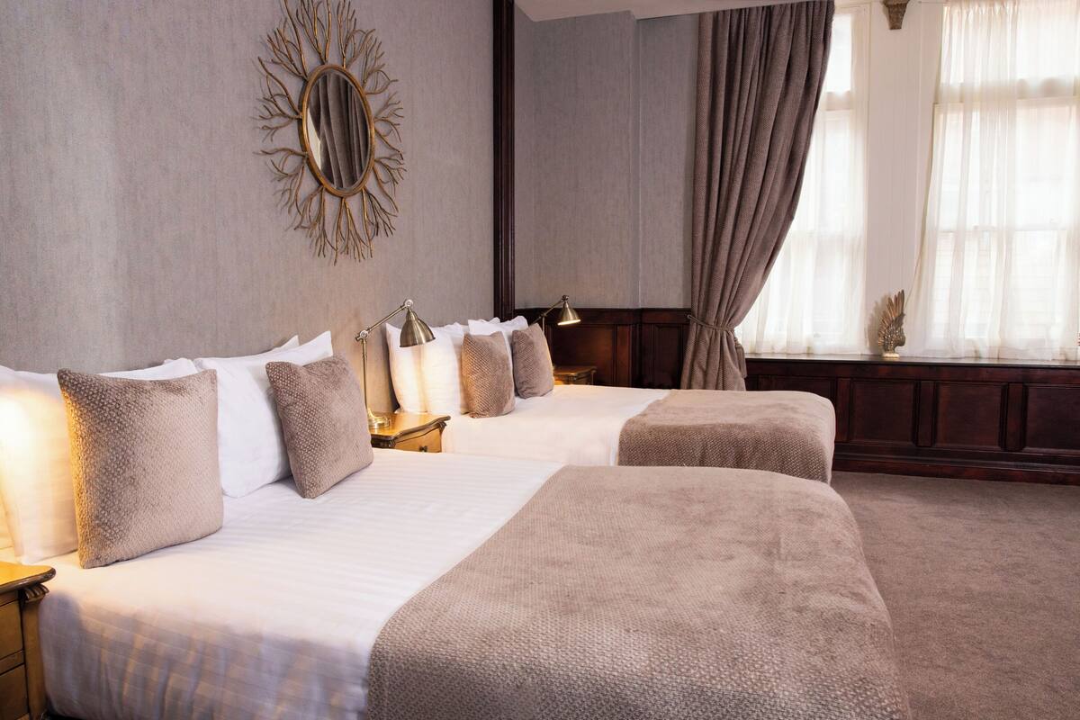 Quadruple Room | In-room safe, iron/ironing board, WiFi (free), individually decorated
