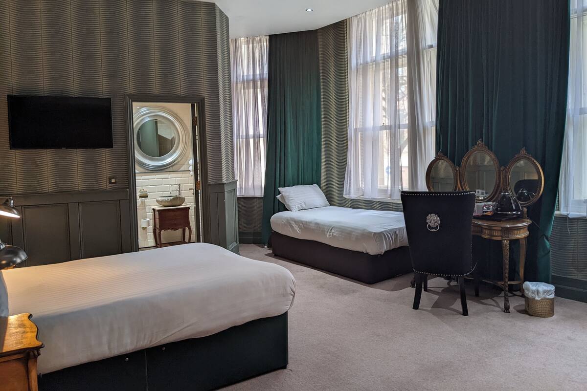 Triple Room | In-room safe, iron/ironing board, WiFi (free), individually decorated