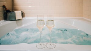 A bathtub with two glasses of champagne and a bottle of champagne. - The Coal Exchange Hotel (Cardiff)