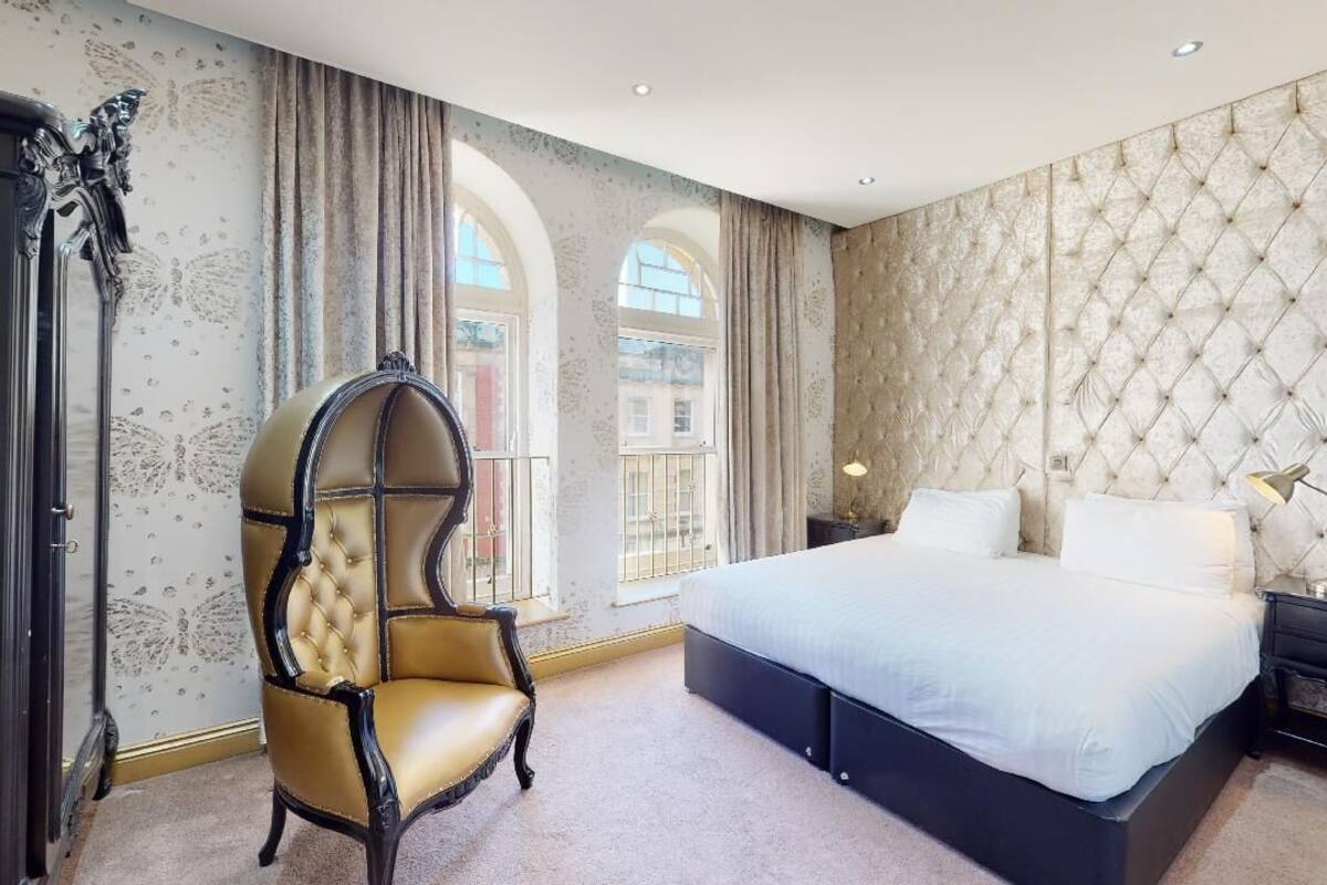 King Room | In-room safe, iron/ironing board, WiFi (free), individually decorated
